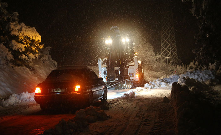 Karda mahsur kalan araçlar belediye ekiplerince kurtarıldı