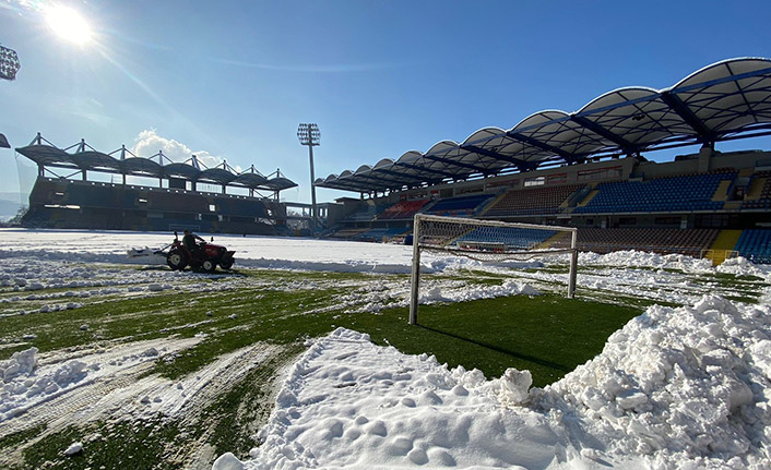 Kar yağışı 13 karşılaşmayı erteledi