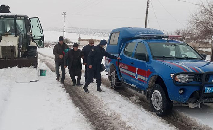Ambulans giremedi, hastaları iş makineleri aldı