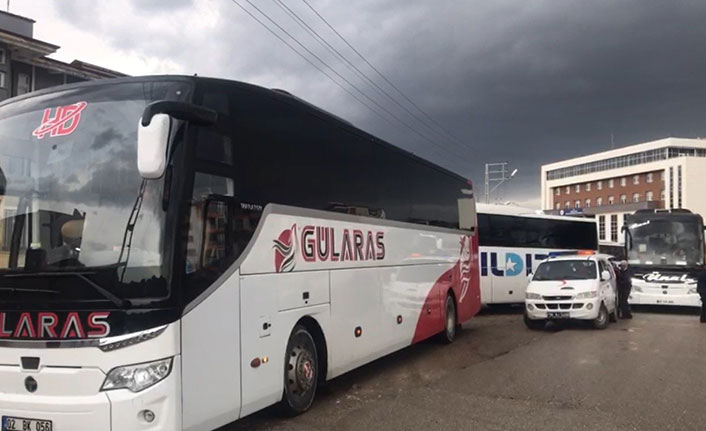 Kar yolları kapadı, yolcular yurtlara yerleştirildi