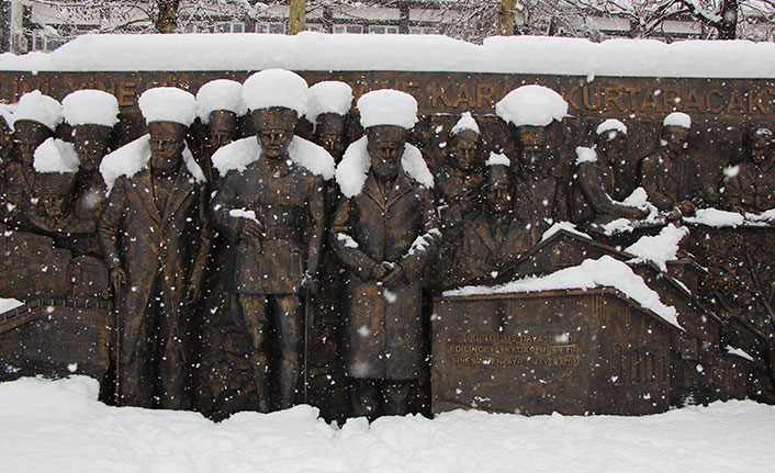 40 yıldır böyle yağış görülmeyen Amasya’da kar kalınlığı 40 santimi buldu