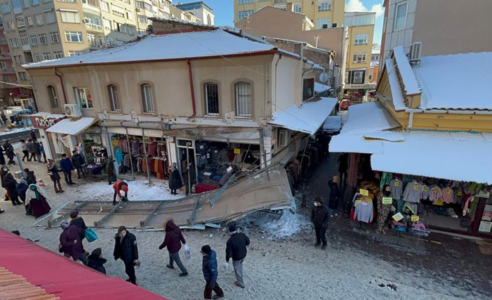 Kar yığınını taşıyamayan tente çöktü, 1 kişi yaralandı