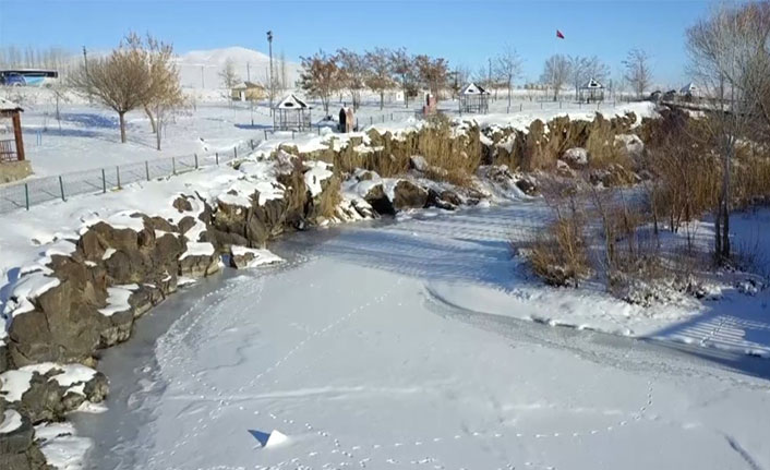 Balık göçünün en güzel şekilde izlendiği Deli Çay dondu