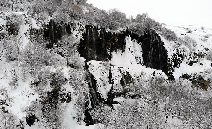 Girlevik şelalesi, kış aylarında karla bir başka güzel
