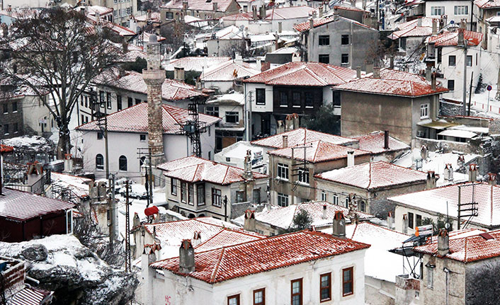 Tarihi Muğla evleri beyaz örtüyle kaplandı