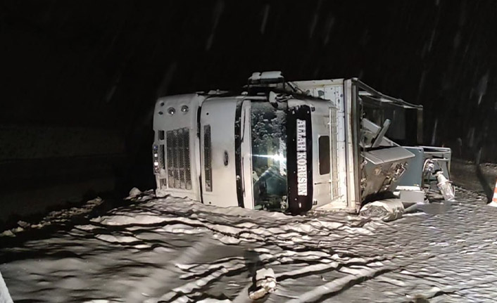Yoğun kar yağışı ve tipi ulaşımı aksatıyor