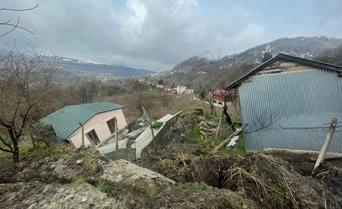 Trabzon'da heyelan! 1 ev yıkıldı