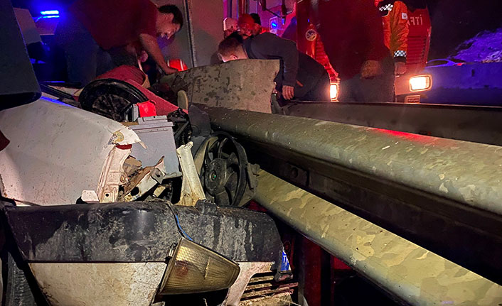 Trabzon plakalı araç bariyerlere ok gibi saplandı! İbresi 140’a takılı kaldı