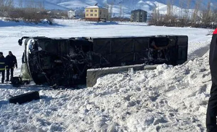 Van'da yolcu otobüsü devrildi!