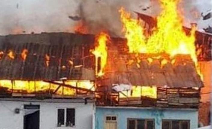 Bayburt'ta yangın! 2 ev hasar gördü