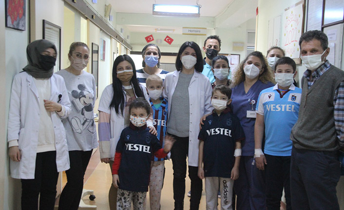 Trabzon’da tedavi gören miniklere forma hediyesi