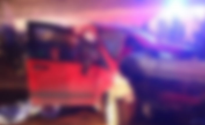 Otomobil tıra çarptı: 3 ölü 2 yaralı