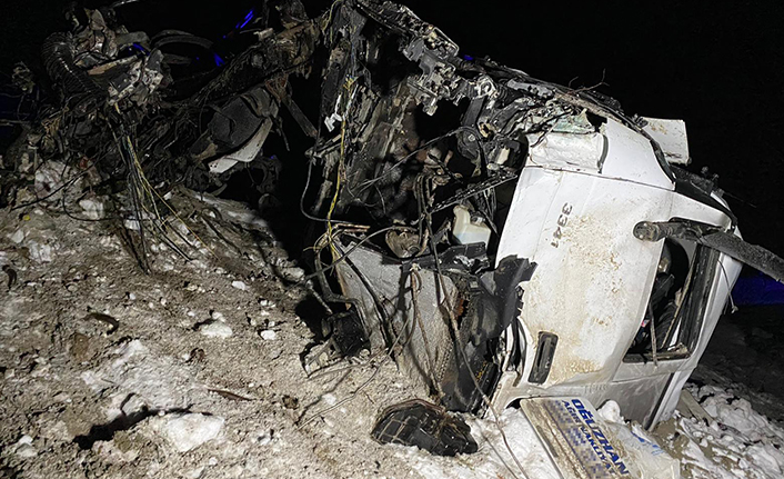 Freni patlayan vinç yüklü tır devrildi: 1 ölü