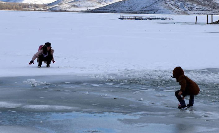 Bayburt'ta Demirözü baraj gölü dondu
