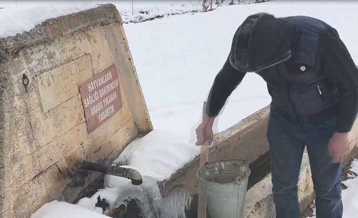 Bayburt'ta nehir ve çeşmeler buz tuttu
