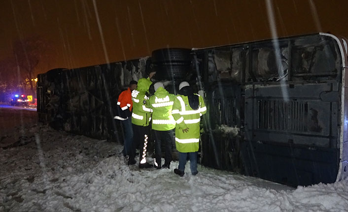 Rize'den Konya'ya giden otobüs Tokatta devrildi! 13 Yaralı