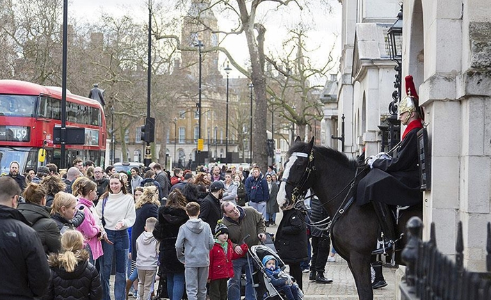 Avrupa salgın önlemlerini kaldırıyor