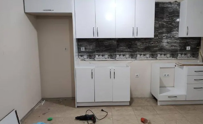 Kiraladığı eşyalı evin mobilyalarını sattı!