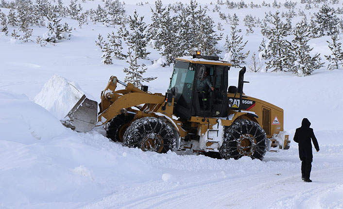 Erzincan’da kar ve tipiden 63 köy yolu ulaşıma kapalı