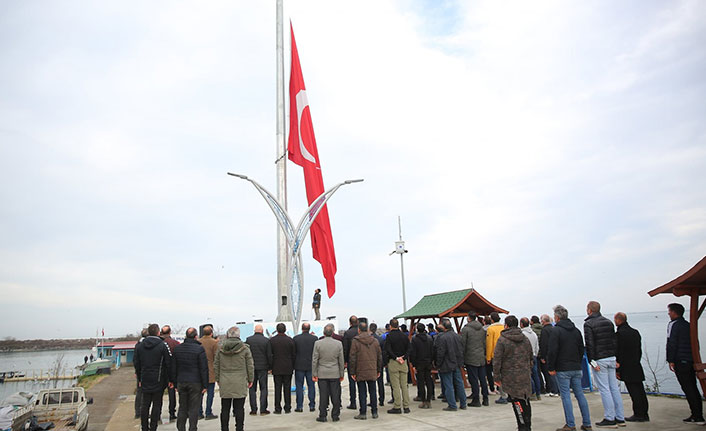 Yomra’da sahile dev bayrak