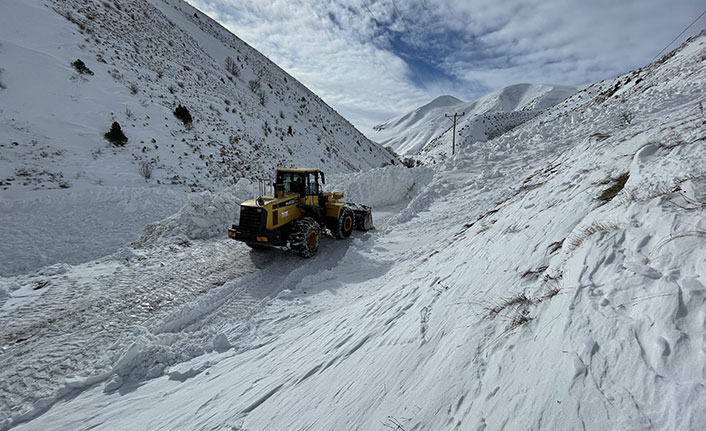 Bayburt'ta çığdan kapanan köy yollarında çalışmalar sürüyor