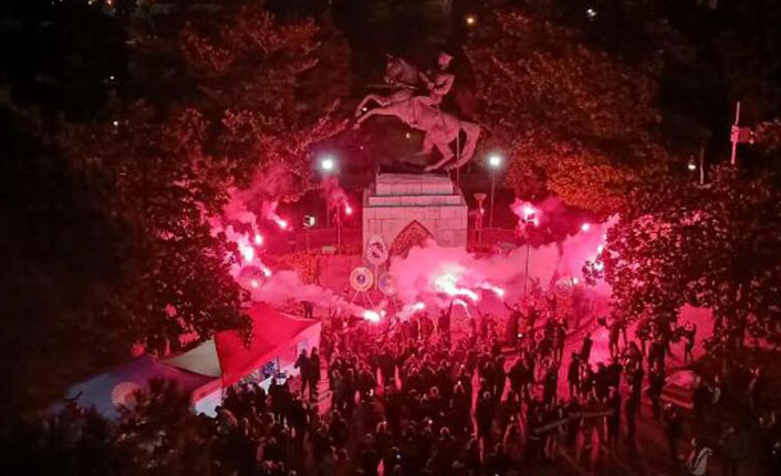 Samsun'da Atatürk Anıtı önünde nöbet başladı