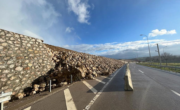 Sinop-Samsun karayolunda istinat duvarı yıkıldı