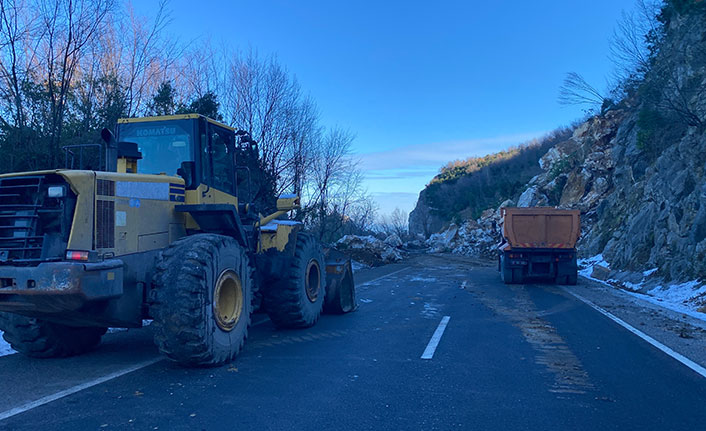 Heyelan Zonguldak-İstanbul karayolunu ulaşıma kapattı