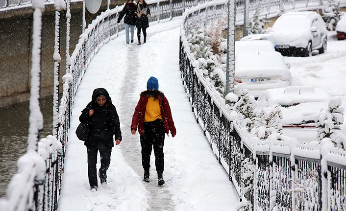 Gümüşhane’de Gece Boyu Yağan Kar 128 Köy Yolunu Kapatt