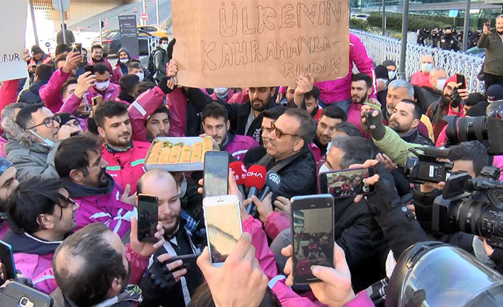 Online yemek sipariş şirketi kuryelerinin eylemine Haluk Levent'ten destek ziyareti