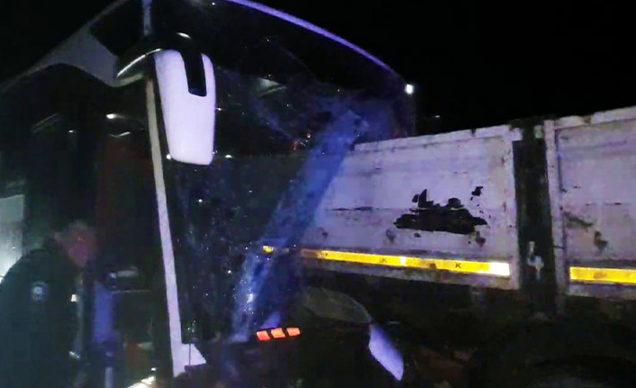 Yolcu otobüsü tıra ok gibi saplandı! Ölü ve yaralılar var