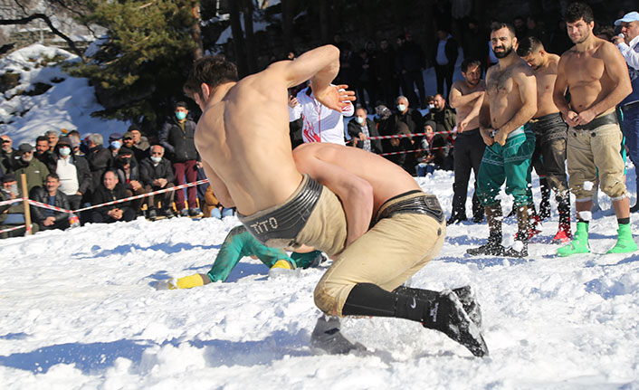 Artvin'de kar üstü karakucak güreşleri nefes kesti