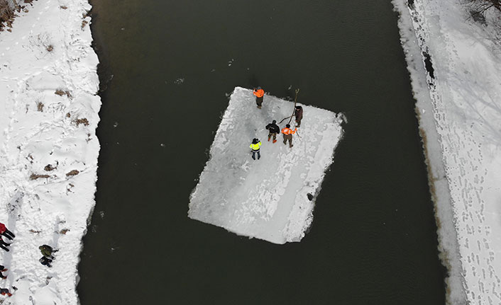 Çoruh Nehri'nin buzlu sularında köylüler geleneksel yöntemle balık avlıyor
