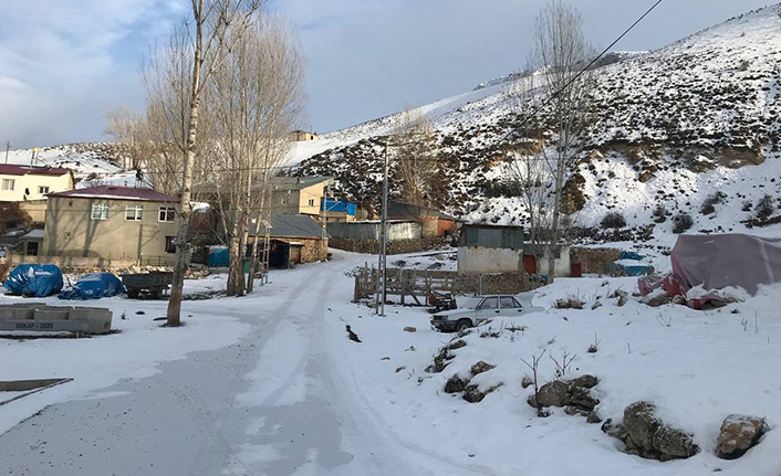 Bayburt'ta iki mevsim bir arada yaşanıyor