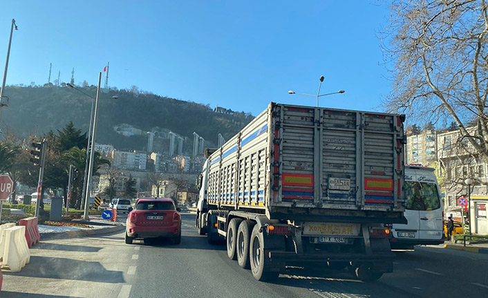Trabzon’da bozulan kamyon trafiği vurdu