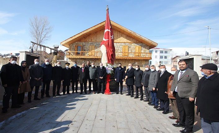 Kurtuluş etkinliklerinin 3'ncü gününde kabirleri başında anıldı