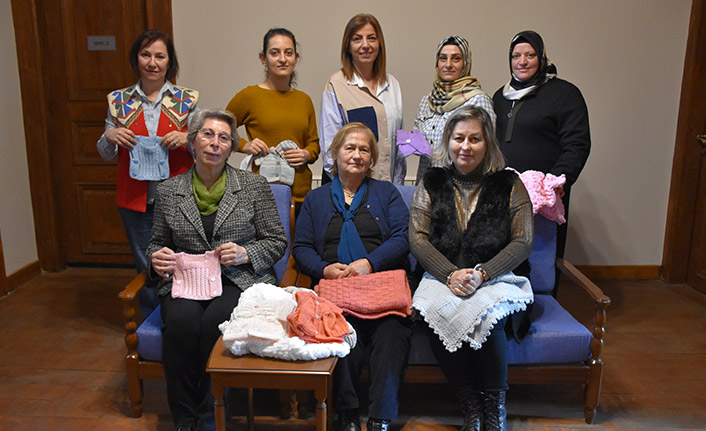 Prematüre bebek sahibi ailelere Trabzonlu kadınlar örgüleriyle destek oluyor