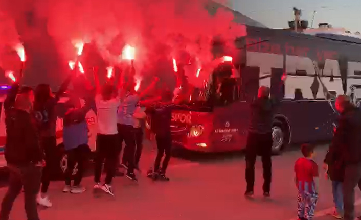 Taraftarlar Trabzonspor’un yolunu kestiler!