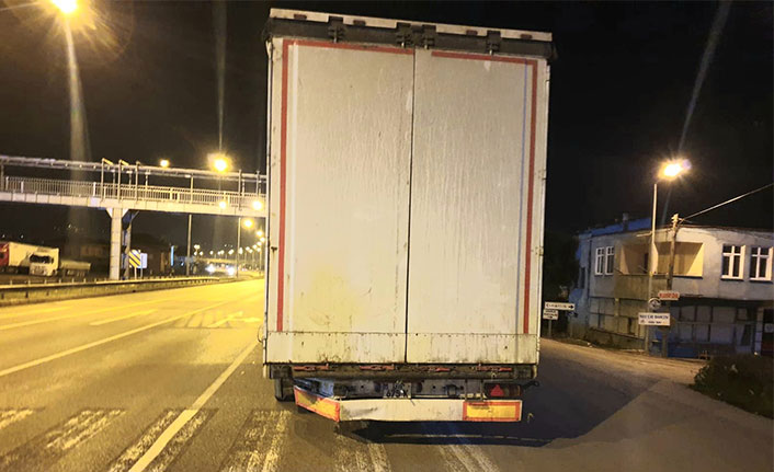 Samsun'da otomobil tıra arkadan çarptı