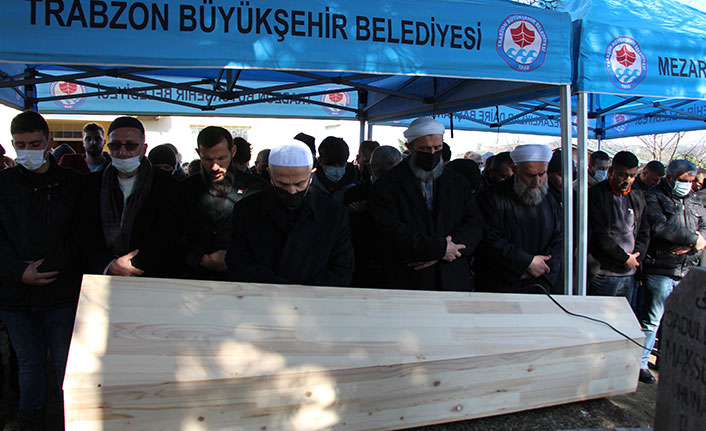 Cenaze taşıyan yolcu otobüsünde ölen 3 kişi toprağa verildi