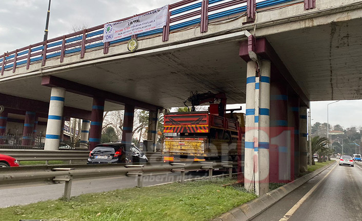 Trabzon’da vinç köprü altına sıkıştı!