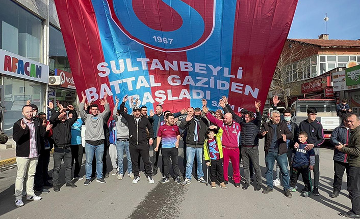 Türkiye Trabzonspor bayrakları ile donatılıyor