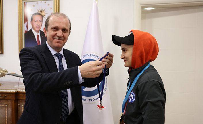Şampiyon sporcudan rektöre ziyaret! Burs sözü mutlu etti