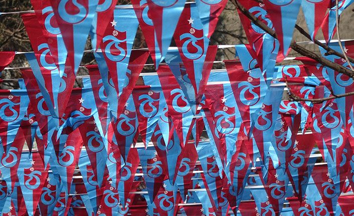 Trabzon sokakları bordo-maviye büründü