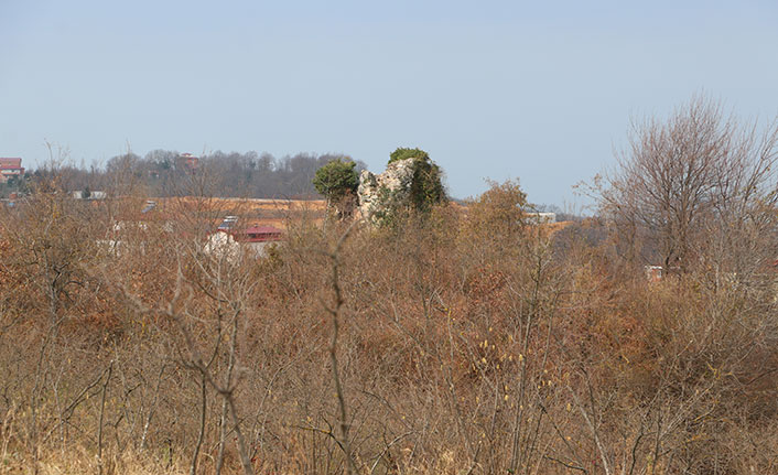 Dağ çıkıntısı üzerindeki "Canayer Kalesi" keşfedilmeyi bekliyor