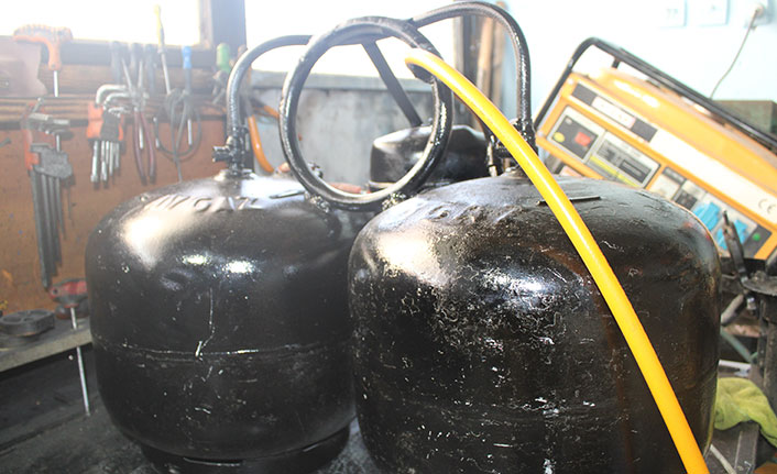 Motor tamircisi, bir çay bardağı benzinle 5 saat yanan gaz üretti