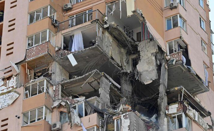 Rus füzesi Kiev’de 26 katlı binayı vurdu!
