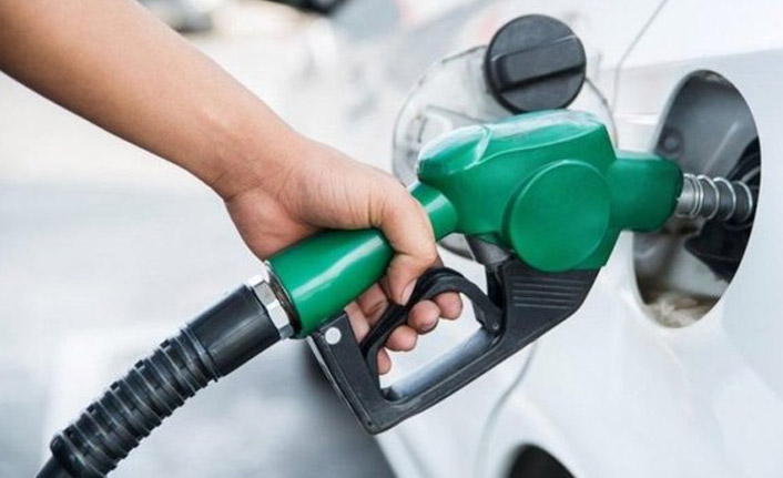 Bu gece yarısından itibaren akaryakıta indirim ve zam: Motorine 96 kuruş, benzine 23 kuruş indirim