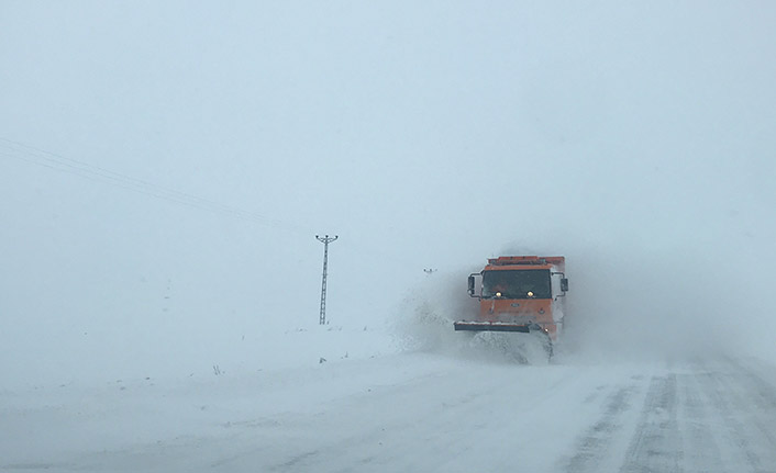 Bayburt'ta yüksek kesimlerde kar ve tipi