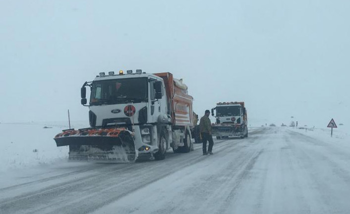 Bayburt'ta 5 köy yolu kardan kapandı